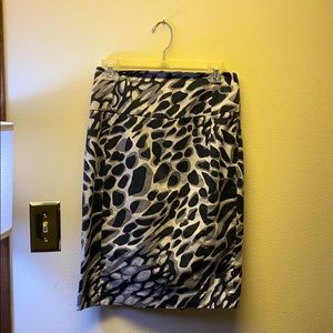 Black and white patterned pencil skirt